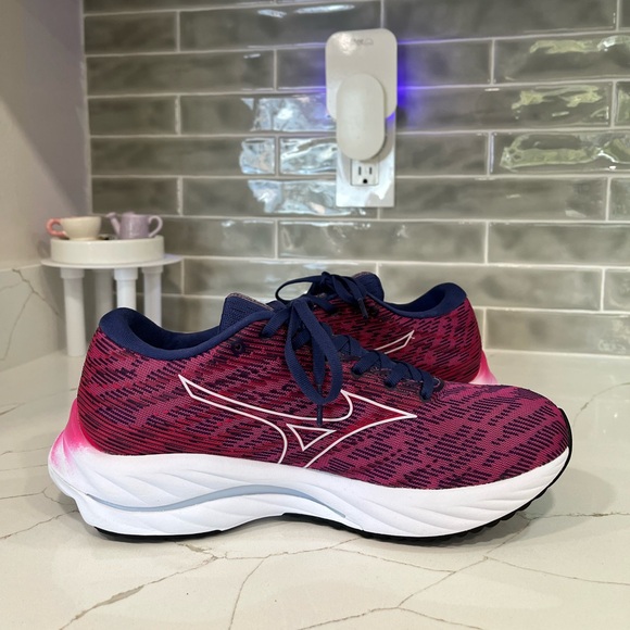Mizuno Running Shoes. Women’s Size 8.5Color  FESTIVAL FUCHSIA - Picture 3 of 10